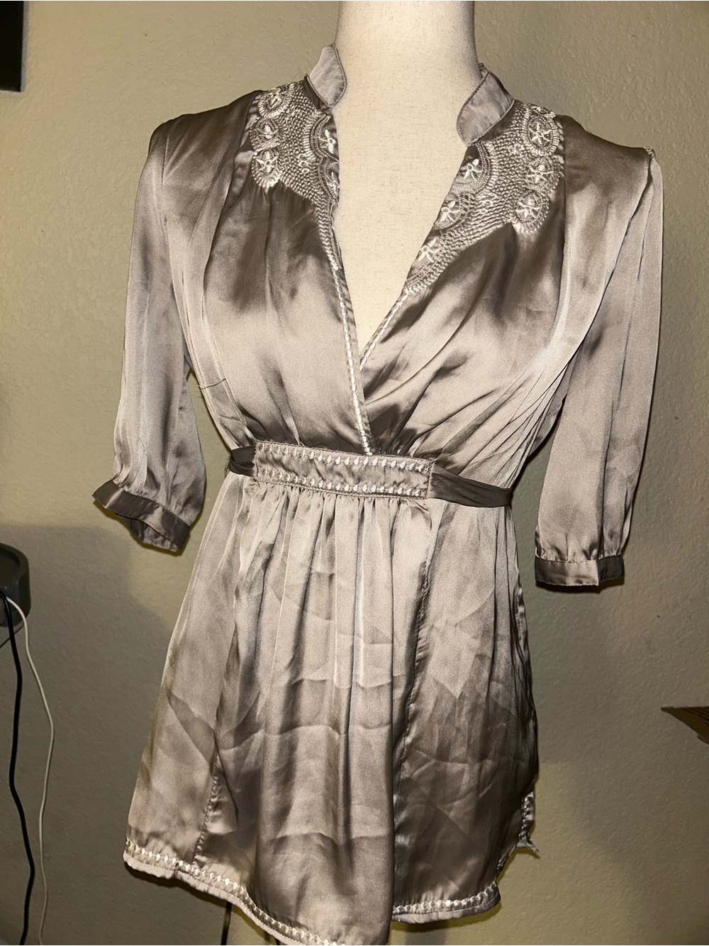 Y2K Charlotte Russe Satin Women's Babydoll Tee with Embroidery Mauve Gray